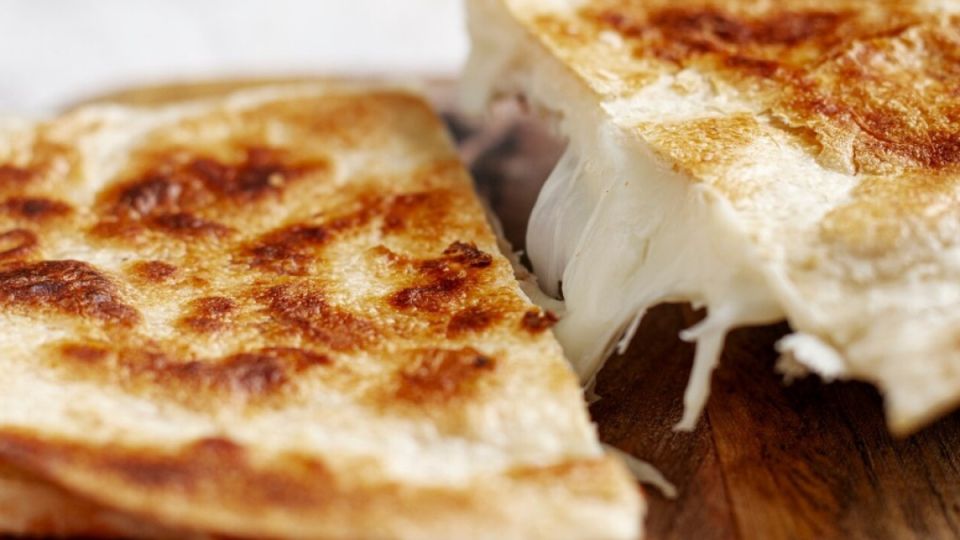Беру самые простые продукты и готовлю на завтрак ароматную лепешку: нереальный вкус — рецепт выпросили уже все соседи