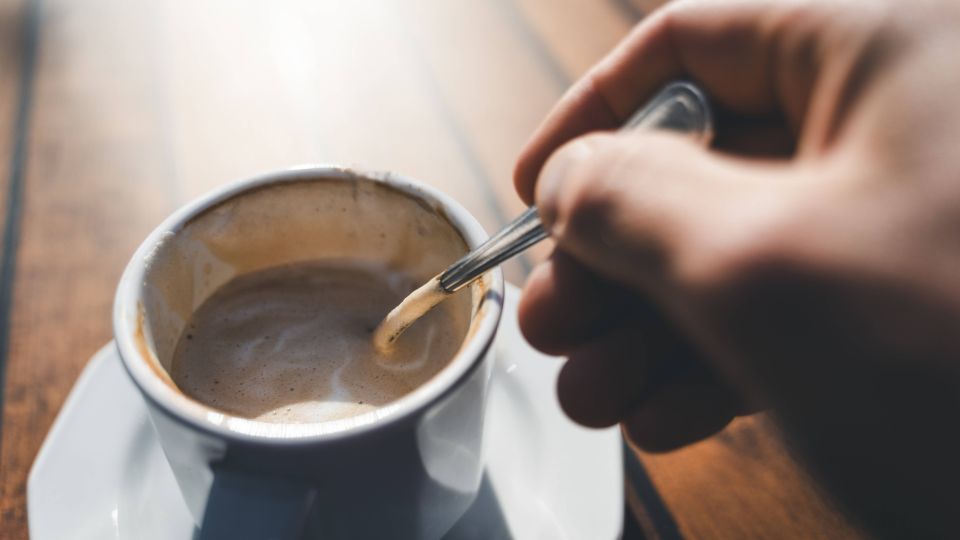 Пожелтевшие от налета кружки снова станут белыми: выручит «кухонный» порошок