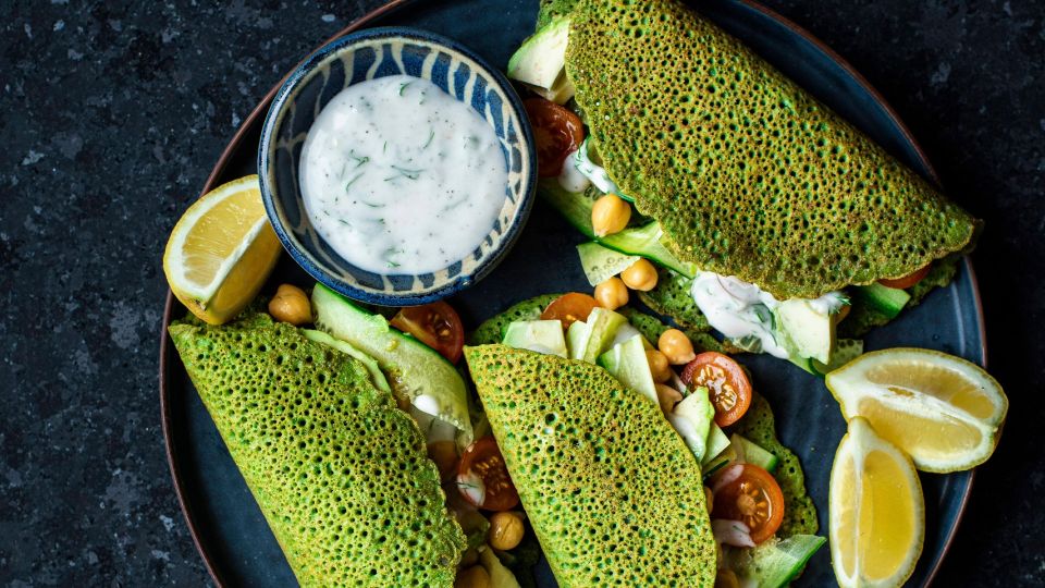 Такой рецепт удивит любого гостя: «зеленые» блины с секретным ингредиентом