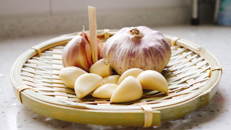 Повара неспроста солят чеснок перед нарезкой: удивитесь, когда попробуете