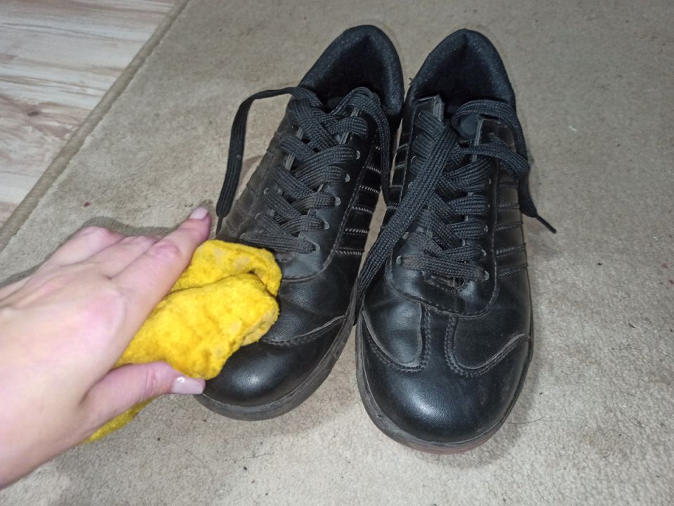 Парафиновые свечи как спасение для обуви в дождливую осень