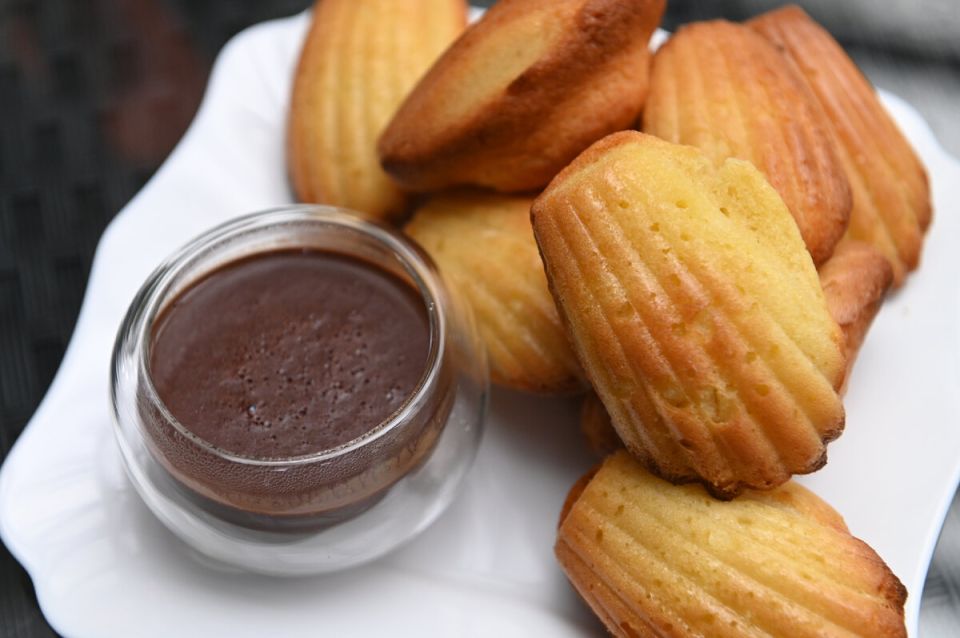 Утончённое лакомство в форме мадленов: спокойное объяснение рецепта с шоколадным соусом