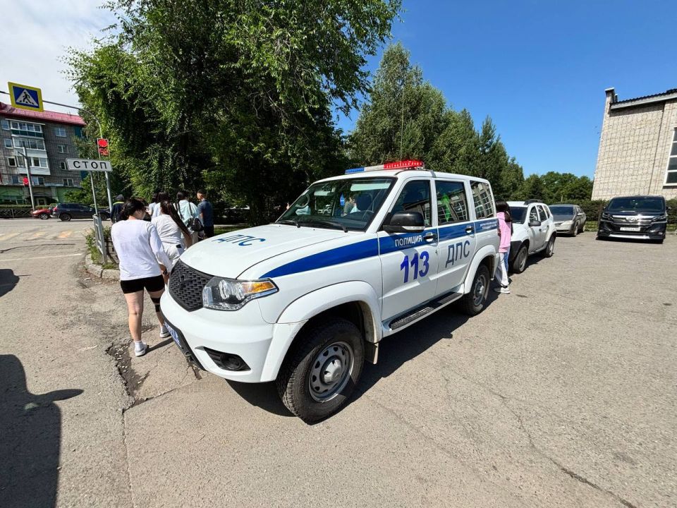 Сотрудники Госавтоинспекции Республики Алтай совместно с представителями республиканского центра дополнительного образования провели акцию «Молодежь с ГИБДД - за соблюдение ПДД!»