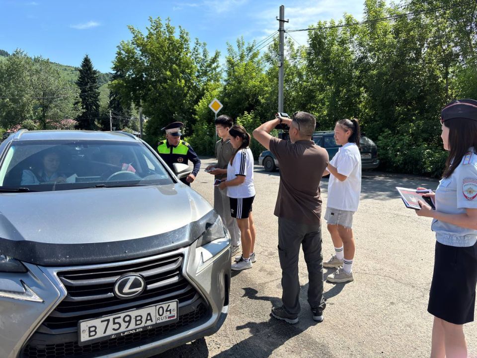 Сотрудники Госавтоинспекции Республики Алтай совместно с представителями республиканского центра дополнительного образования провели акцию «Молодежь с ГИБДД - за соблюдение ПДД!»