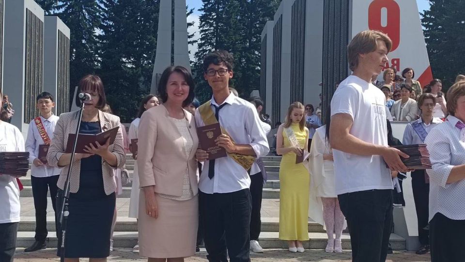 Более тысячи выпускников Горно-Алтайского политехнического колледжа имени Гнездилова сегодня получили дипломы о профессиональном образовании