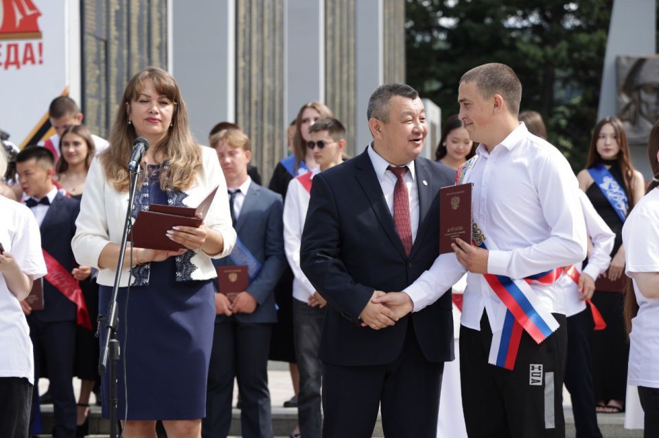 Более тысячи специалистов получили сегодня дипломы о среднем профессиональном образовании, сообщил вице-премьер Адар Сумин