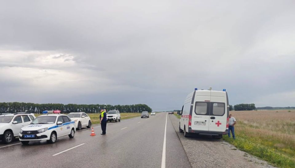 Сотрудники Госавтоинспекции работают на месте ДТП в Алтайском крае, в котором погибли шесть человек