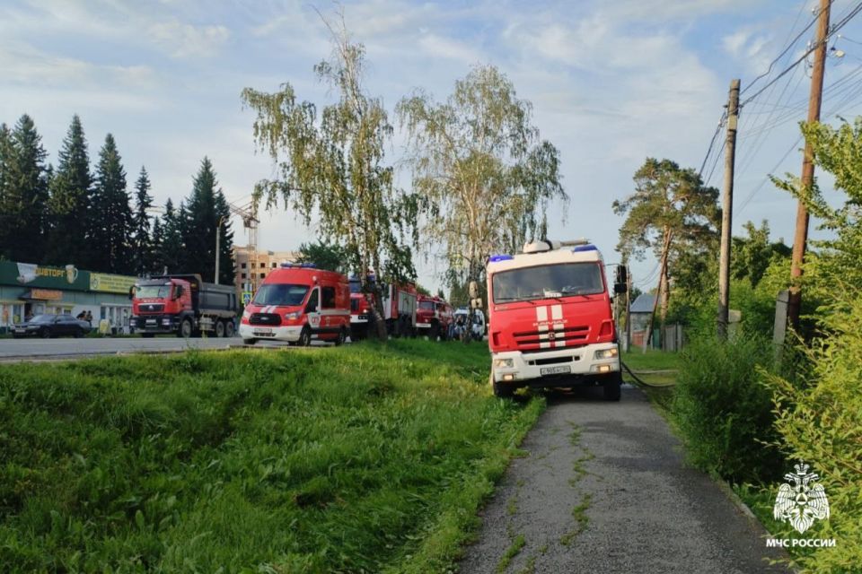 Уточненная информация. В 19:25 поступило сообщение о пожаре в жилом двухквартином доме в Майме на улице Ленина