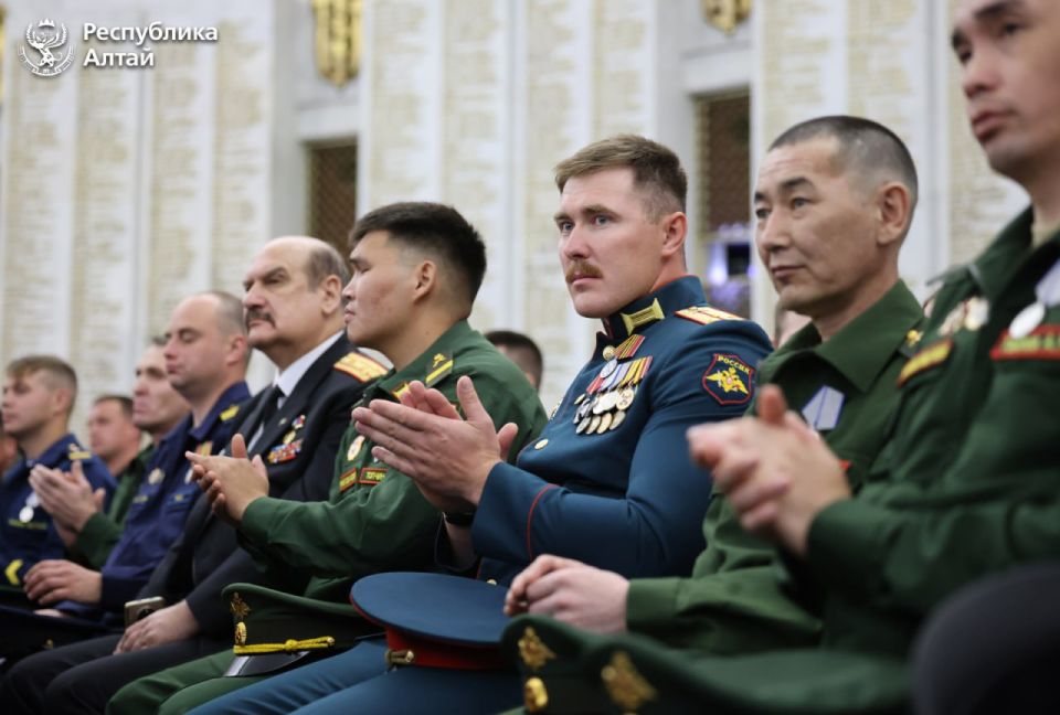 В Музее Победы в Москве в ходе торжественных мероприятий ко Дню образования Республики Алтай 14 участников спецоперации из республики получили высокие награды Минобороны России