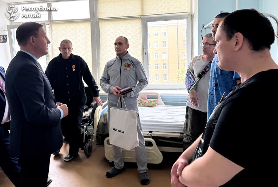Глава региона Андрей Турчак и вице-премьер, полпред РА в Москве Владимир Полетаев навестили участников СВО из Республики Алтай, которые проходят лечение в одном из госпиталей столицы