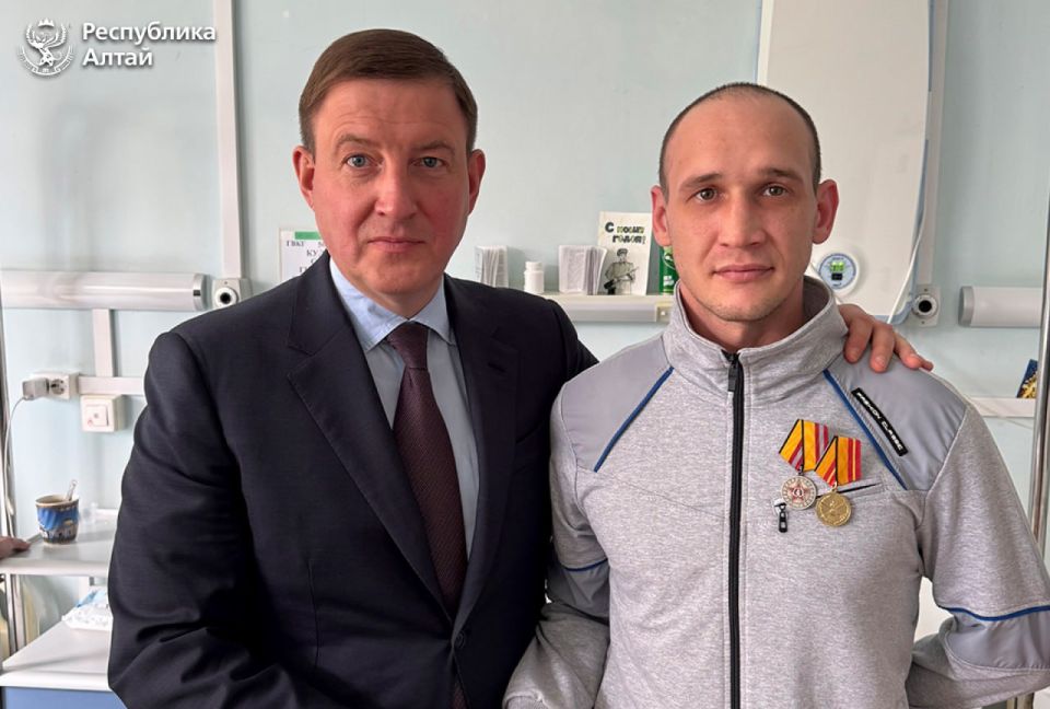 Глава региона Андрей Турчак и вице-премьер, полпред РА в Москве Владимир Полетаев навестили участников СВО из Республики Алтай, которые проходят лечение в одном из госпиталей столицы