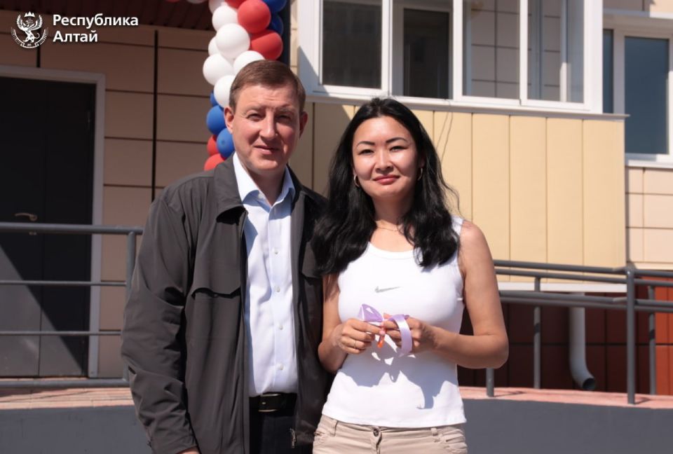 Глава Республики Алтай Андрей Турчак вручил детям-сиротам ключи от квартир по улице Ипподромной в селе Кызыл-Озёк Майминского района