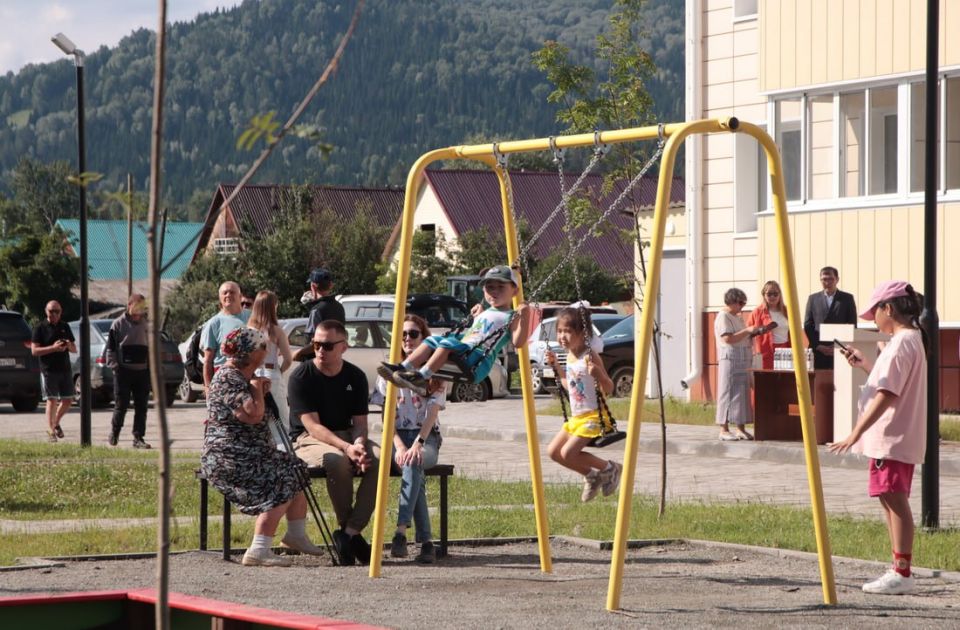 Ключи от квартир по улице Ипподромной в селе Кызыл-Озёк Майминского района вручили детям-сиротам