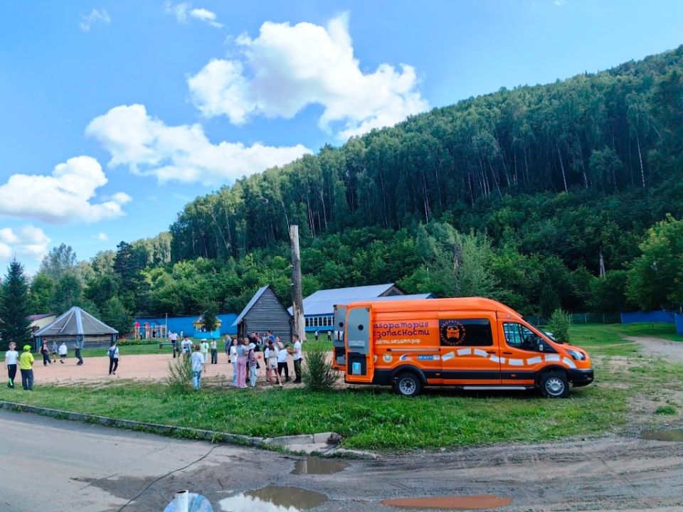 Лаборатория безопасности посетила детский оздоровительный лагерь «Космос»
