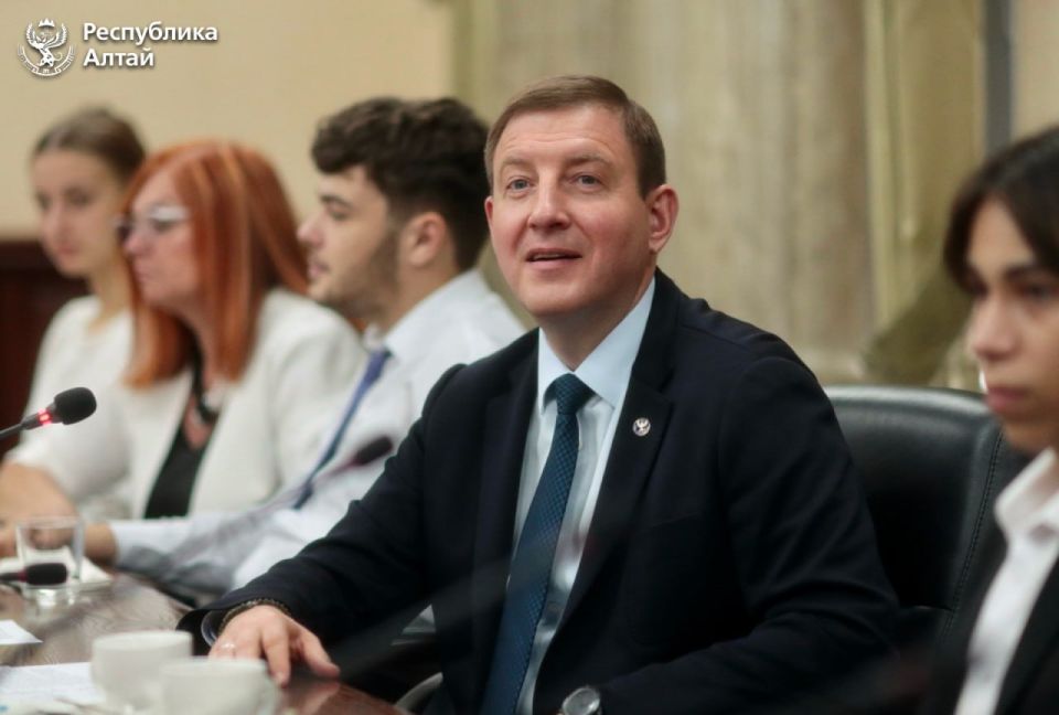 Глава Республики Алтай Андрей Турчак встретился с выпускниками-высокобалльниками в региональном правительстве