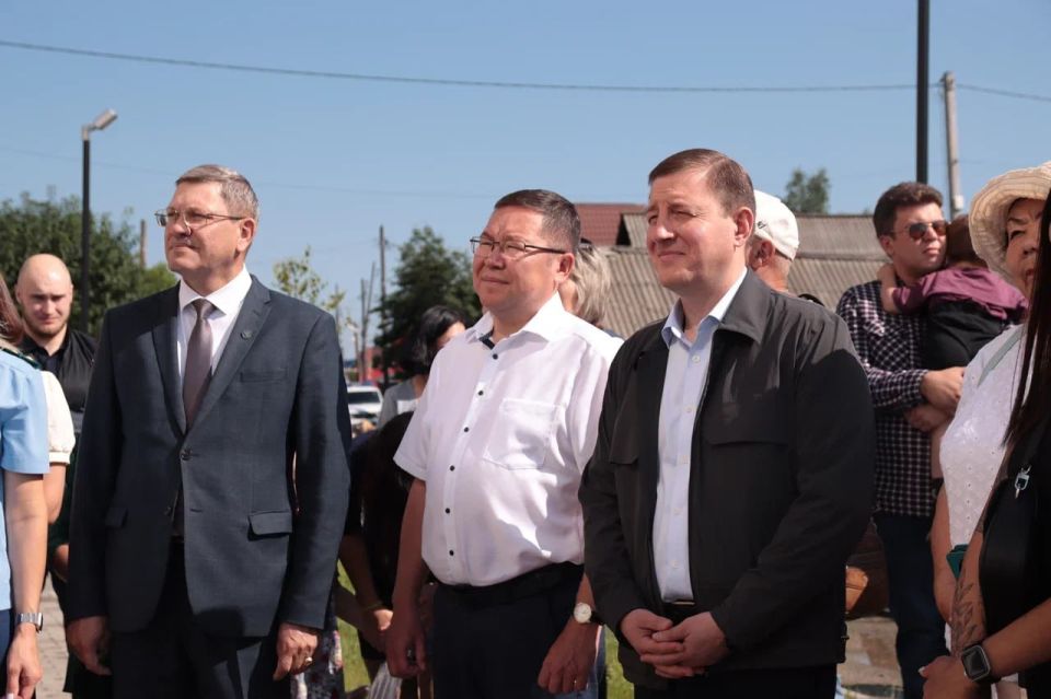 Жителям республики из категории детей-сирот и участникам специальной военной операции вручили ключи от 60 квартир в День образования Республики Алтай