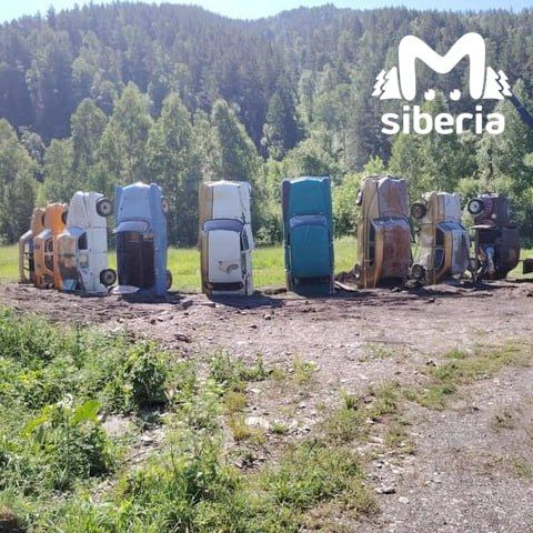 Стоунхендж из машин строят на Алтае