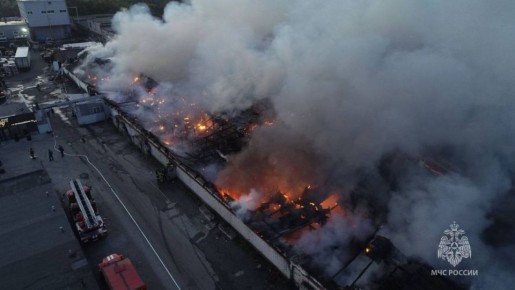 Пожар на площади 900 кв. м произошел на территории склада по ул. Промышленная в Барнауле
