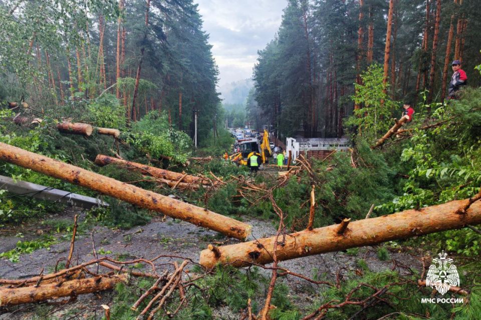 Пожарные помогают устранять последствия стихии в Чемальском районе