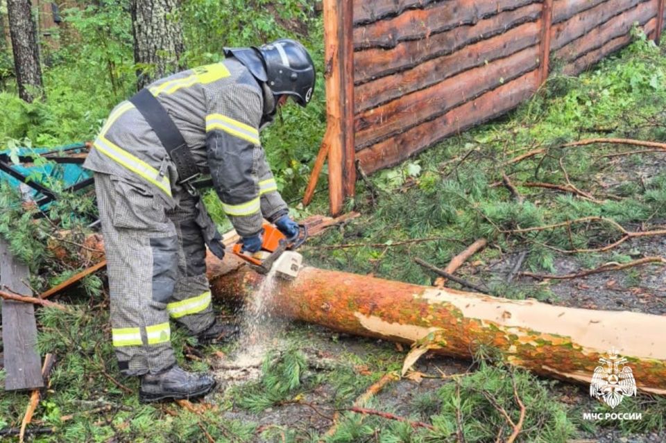Пожарные помогают устранять последствия стихии в Чемальском районе