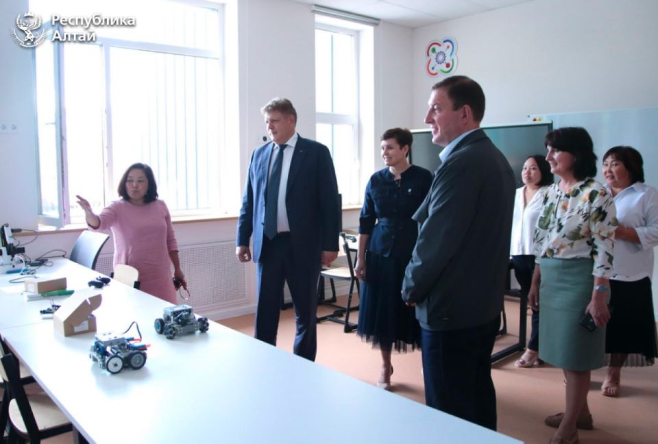 Полномочный представитель Президента РФ в СФО Анатолий Серышев и Андрей Турчак посетили образовательные учреждения Горно-Алтайска