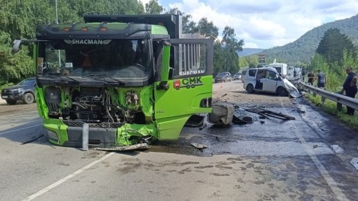 Женщина и двое детей погибли в ДТП с грузовиком вблизи села Манжерок в Республике Алтай, еще три человека пострадали