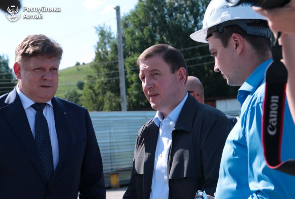 Полномочный представитель Президента РФ в СФО Анатолий Серышев и Андрей Турчак посетили образовательные учреждения Горно-Алтайска