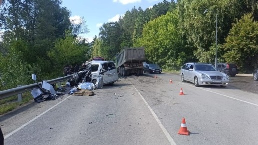 Сегодня около 15:00 вблизи села Манжерок столкнулись грузовой автомобиль Shacman и Nissan Serena