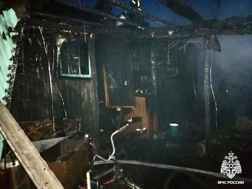 Пожар в Горно-Алтайске. В 02:27 поступило сообщение о пожаре в жилом доме на улице Красной