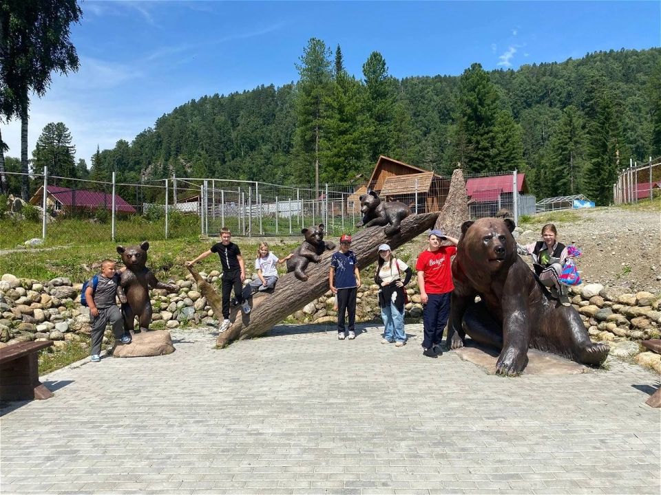 Специалисты управления соцподдержки населения Турочакского района организовали поездку в зоопарк «Таежный» в селе Артыбаш для детей-инвалидов и их родителей