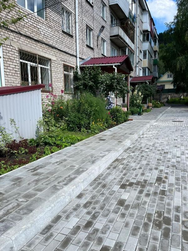 Первый в этом году двор благоустроили в Горно-Алтайске по улице Кучияк, 11