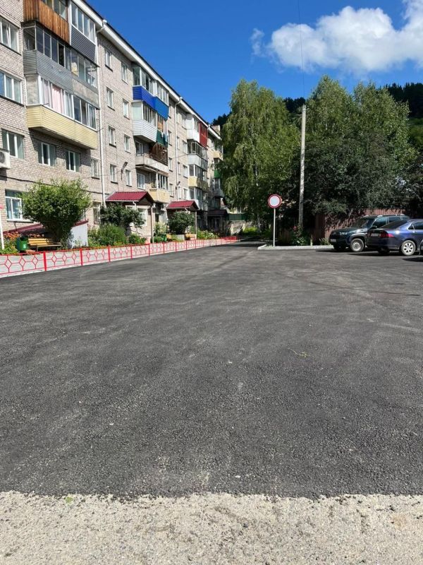 Первый в этом году двор благоустроили в Горно-Алтайске по улице Кучияк, 11