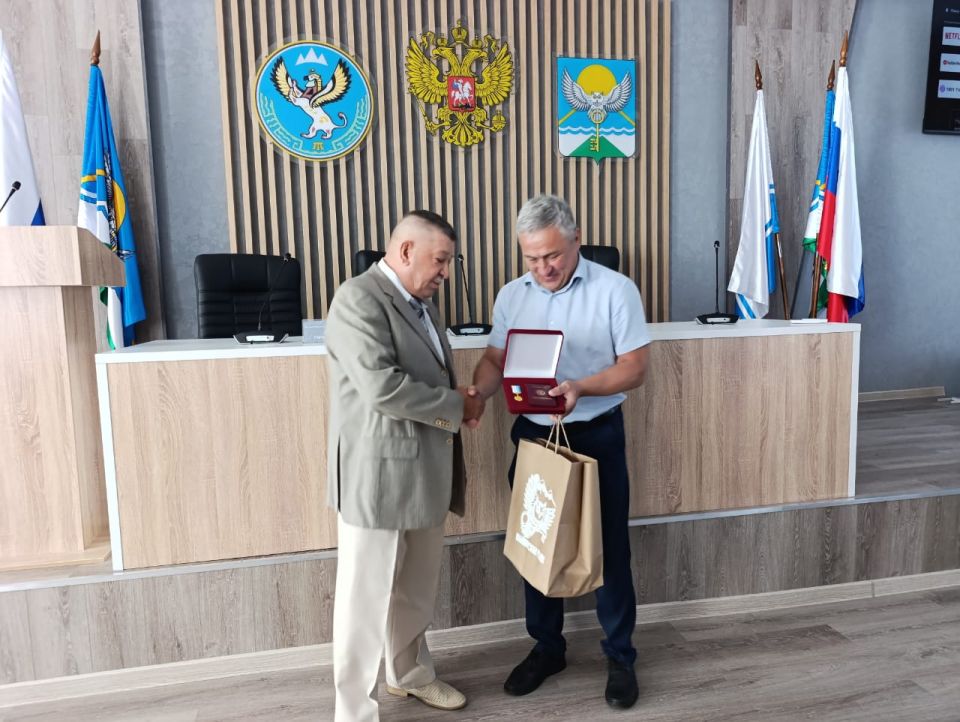 Вице-спикер Парламента республики Герман Чепкин на расширенной планерке администрации Майминского района за большой личный вклад в социально-экономическое развитие Республики Алтай и многолетнюю добросовестную работу...