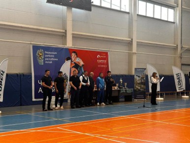 В майминском спортивном комплексе «Атлант» проходит первый чемпионат Республики Алтай по регболу