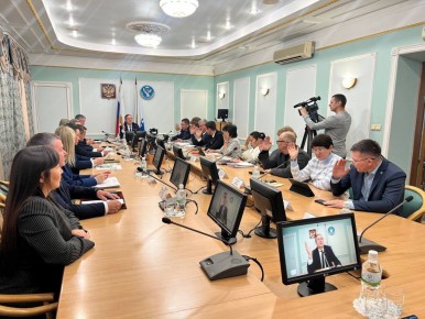 В Малом зале парламента идет заседание комитета по законодательству, правопорядку и местному самоуправлению