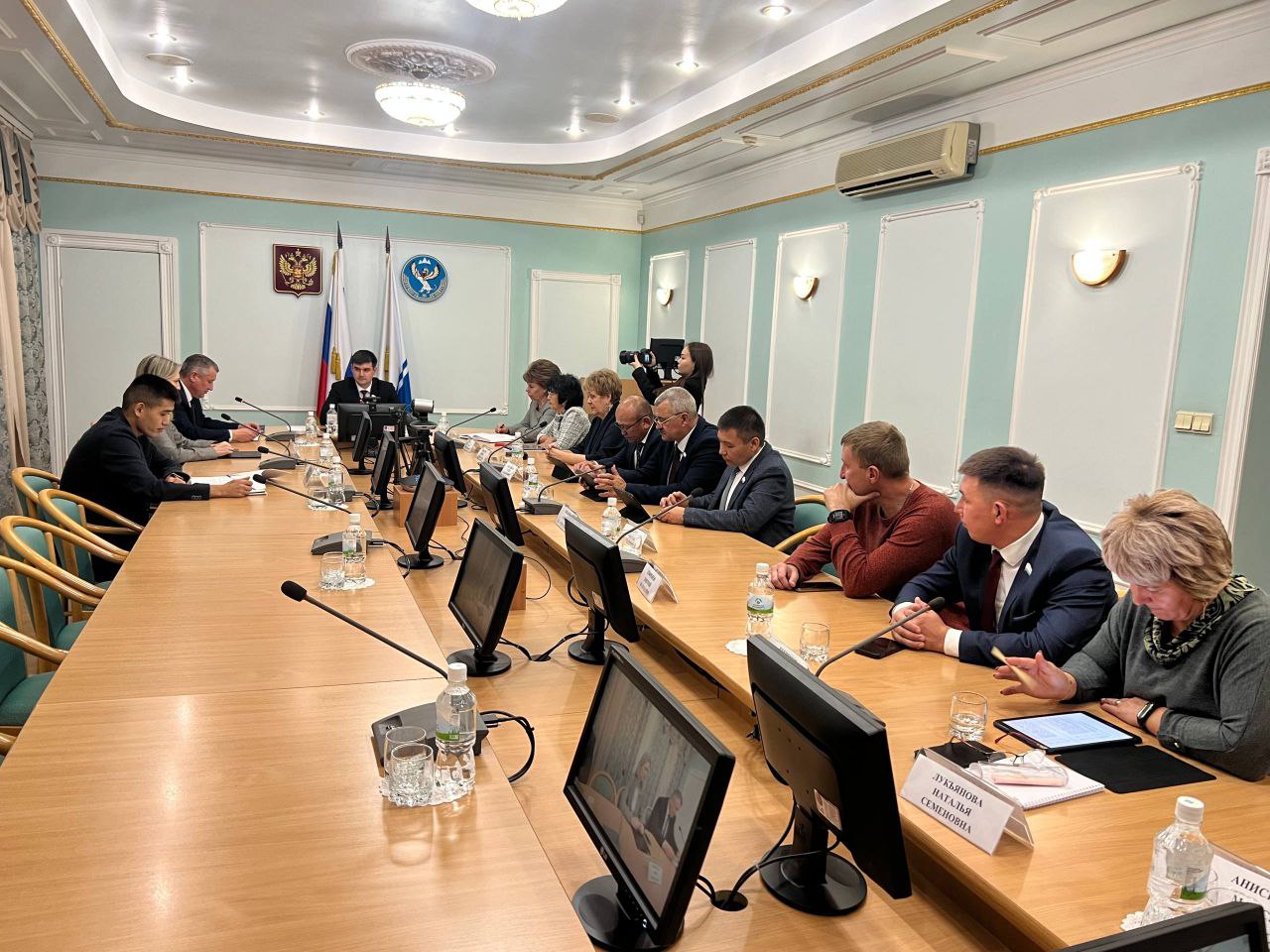 идет заседание комитета по развитию туризма, предпринимательства, спорта и молодежной политике