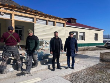 Прокурор Онгудайского района в рамках реализации национального проекта «Молодежь и дети» проверил ход капитального ремонта здания детского сада в с. Теньга