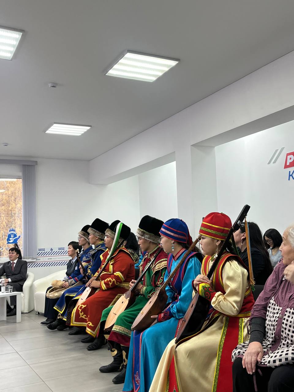 в Штабе общественной поддержки идет презентация репринтного издания монографии Сазона Саймовича Суразакова «Алтайский героический эпос» в Штабе общественной поддержки идет презентация репринтного издания монографии Сазона Саймовича Суразакова «Алтайский героический эпос»