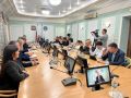 В Малом зале парламента идет заседание комитета по законодательству, правопорядку и местному самоуправлению
