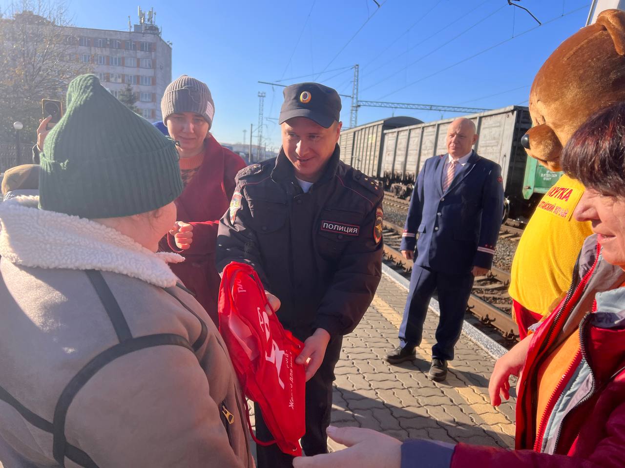 Сотрудники транспортной полиции Алтая и Западно-Сибирской железной дороги дарят радость подопечным волонтерской организации «Михутка» Сотрудники транспортной полиции Алтая и Западно-Сибирской железной дороги дарят радость подопечным волонтерской организации «Михутка»