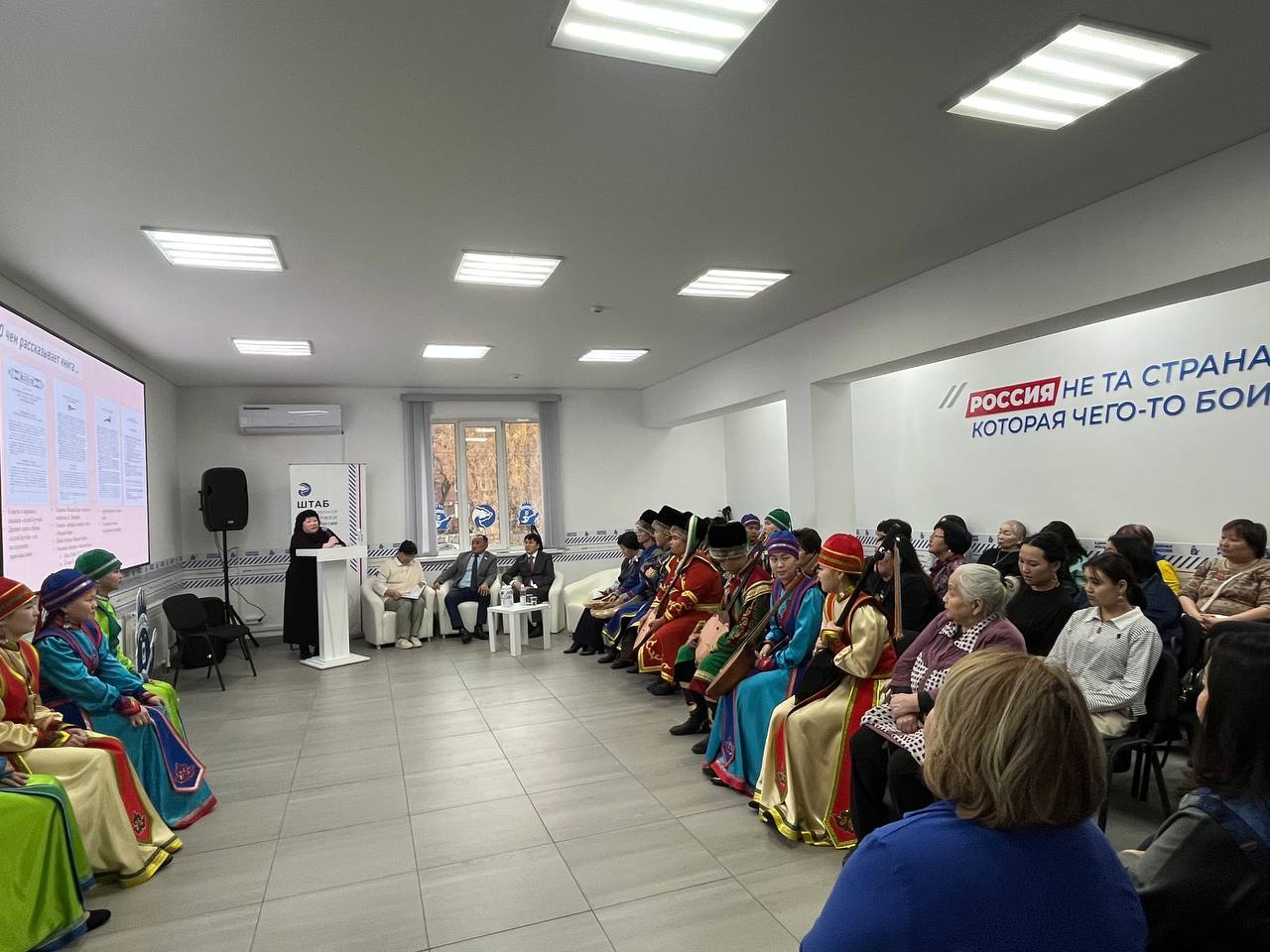 в Штабе общественной поддержки идет презентация репринтного издания монографии Сазона Саймовича Суразакова «Алтайский героический эпос»