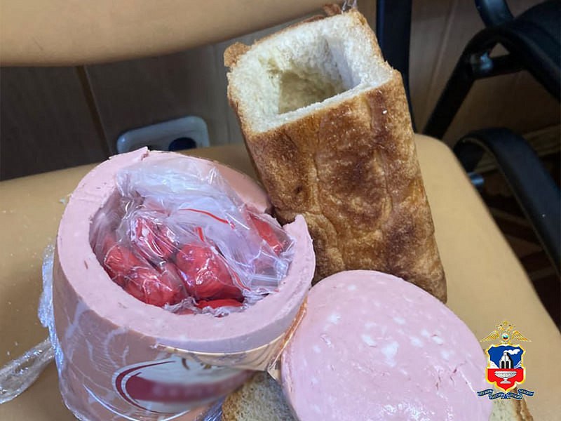 Два закладчика из Алтайского края спрятали наркотики в хлеб и колбасу Два закладчика из Алтайского края спрятали наркотики в хлеб и колбасу