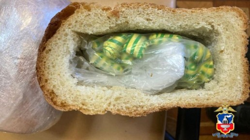 Два закладчика из Алтайского края спрятали наркотики в хлеб и колбасу