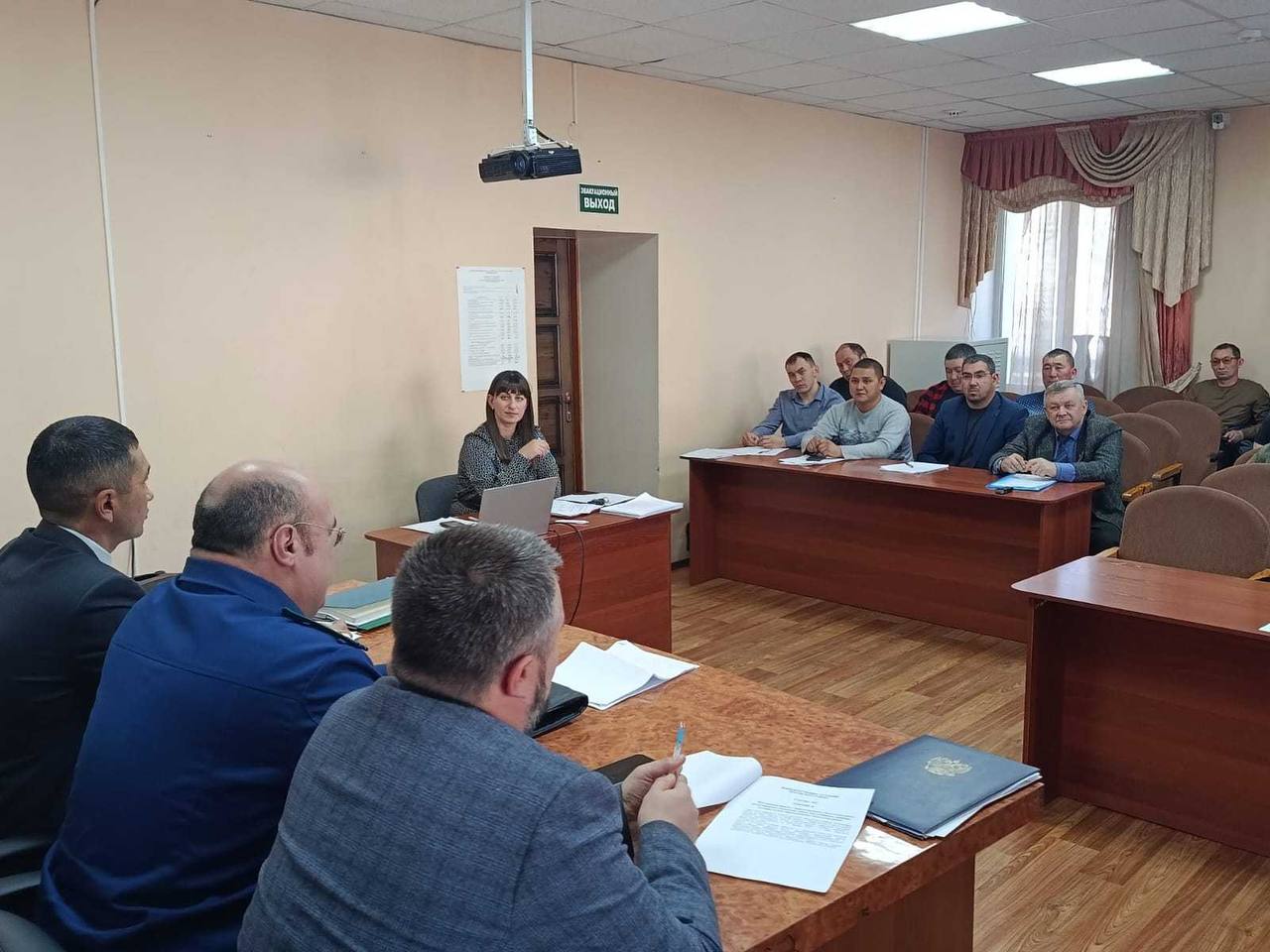 Прокурор Чемальского района принял участие в совещании по проблемным вопросам в сфере электроснабжения населения Прокурор Чемальского района принял участие в совещании по проблемным вопросам в сфере электроснабжения населения