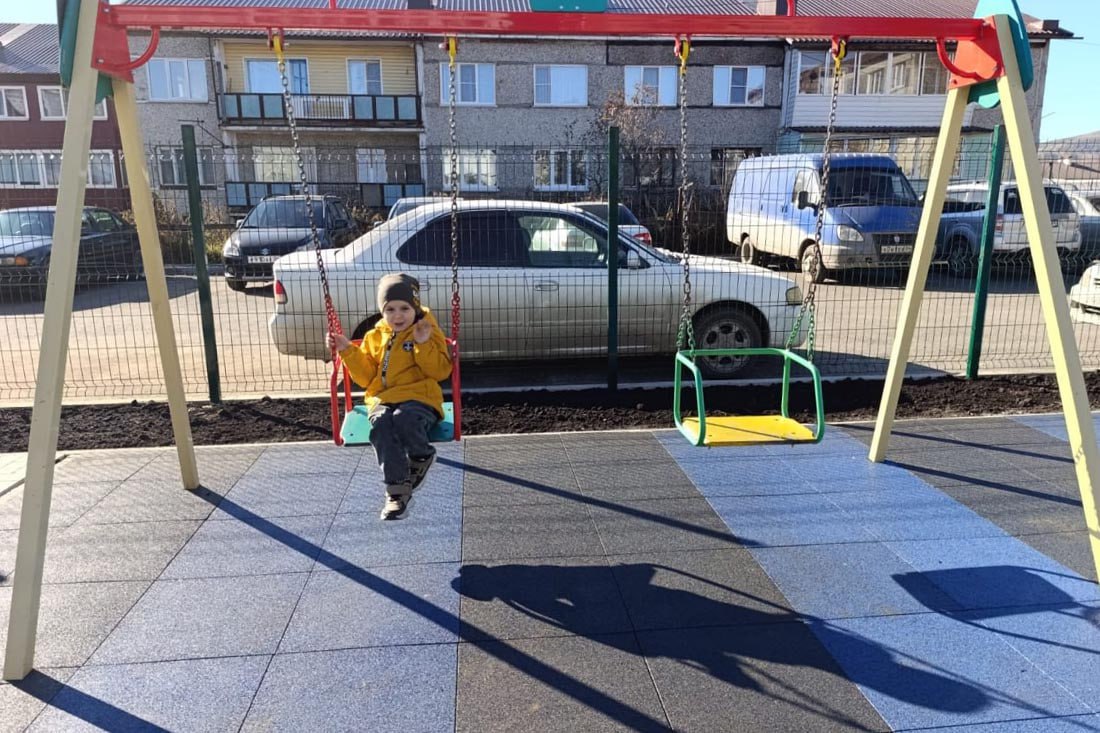 В селе Майма завершается благоустройство детской площадки во дворе домов № 26, 27, 28 по улице Гидростроителей В селе Майма завершается благоустройство детской площадки во дворе домов № 26, 27, 28 по улице Гидростроителей