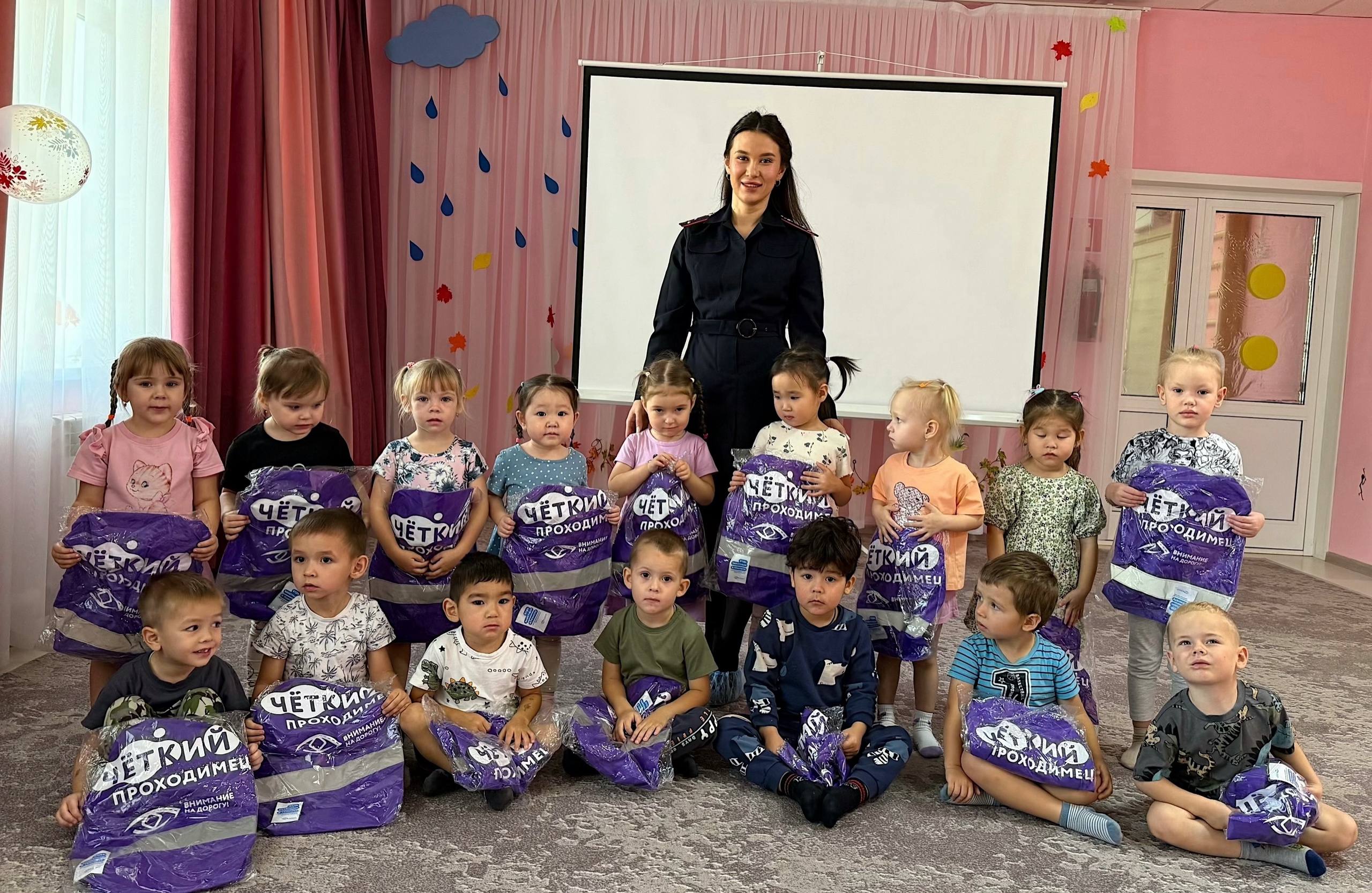 В детском саду «Колокольчик» г. Горно-Алтайска сотрудник Госавтоинспекции провела мероприятие по ПДД