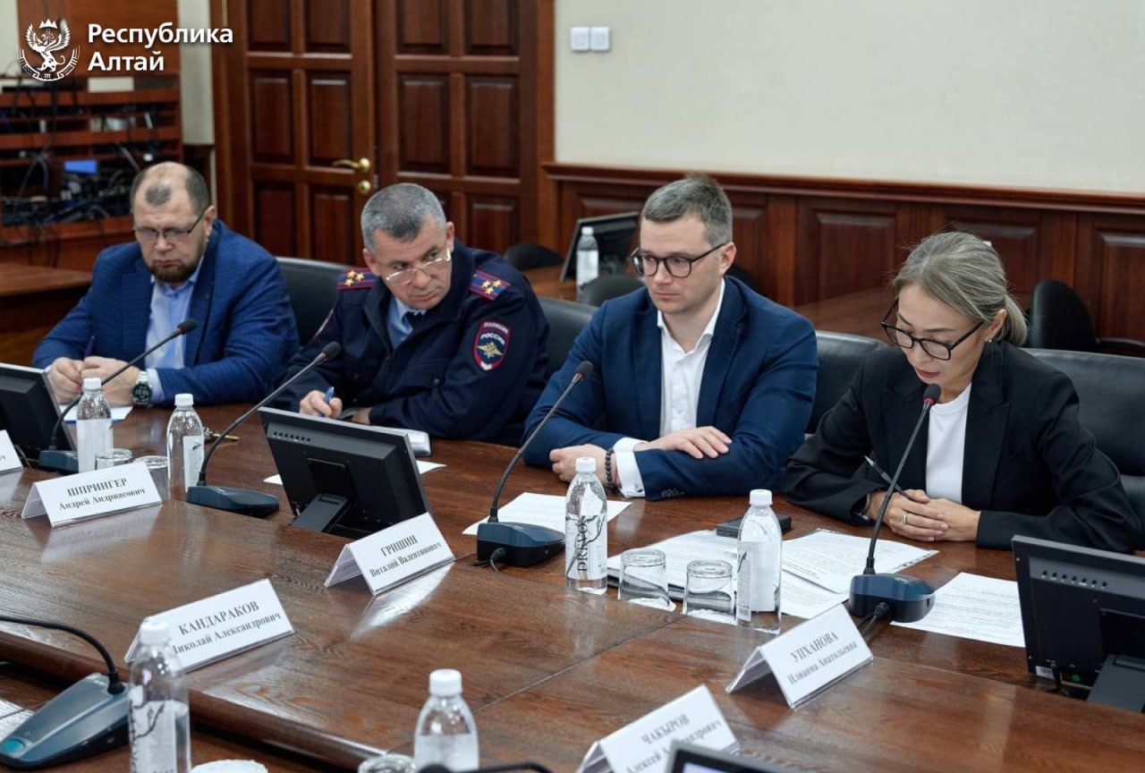 Председатель правительства РА Александр Прокопьев провел заседание межведомственной комиссии по противодействию нелегальной занятости в регионе Председатель правительства РА Александр Прокопьев провел заседание межведомственной комиссии по противодействию нелегальной занятости в регионе