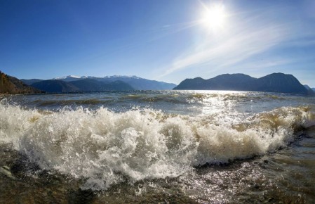 Доброе утро. На Золотом озере наблюдают красоту осенних волн