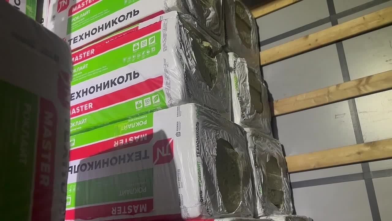 Игорь Кастюкевич: Вместе с участниками волонтерского лагеря Единой России «Курский рубеж» занимаемся разгрузкой фур со стройматериалами, которые пришли сегодня из Алтайского края