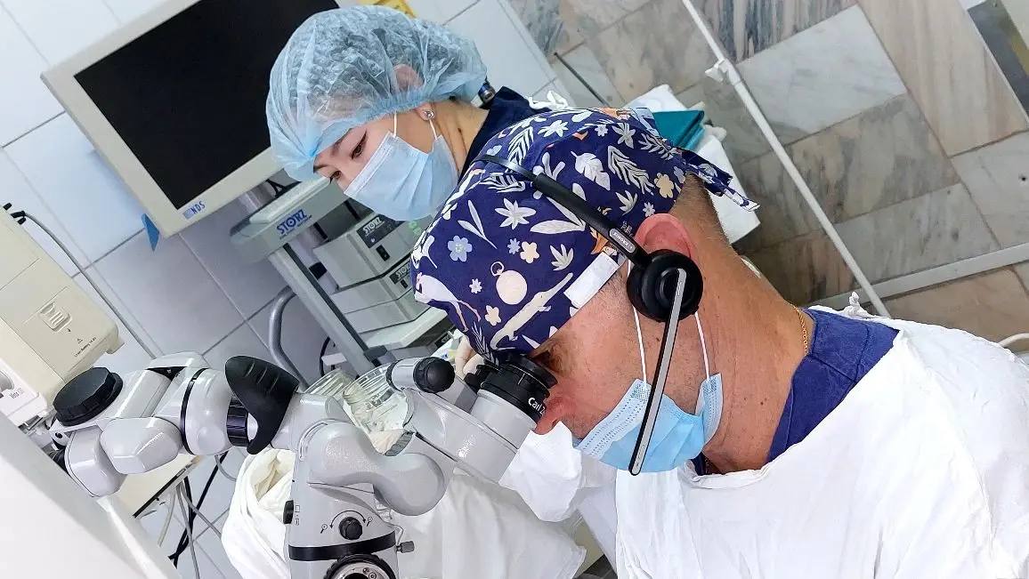 Заведующий учебной частью кафедры детской оториноларингологии РМАНПО, кандидат медицинских наук, ведущий отохирург ДГКБ им. З.А.Башляевой, отличник здравоохранения РФ Олег Наумов обучает лор-врачей в Республиканской больнице